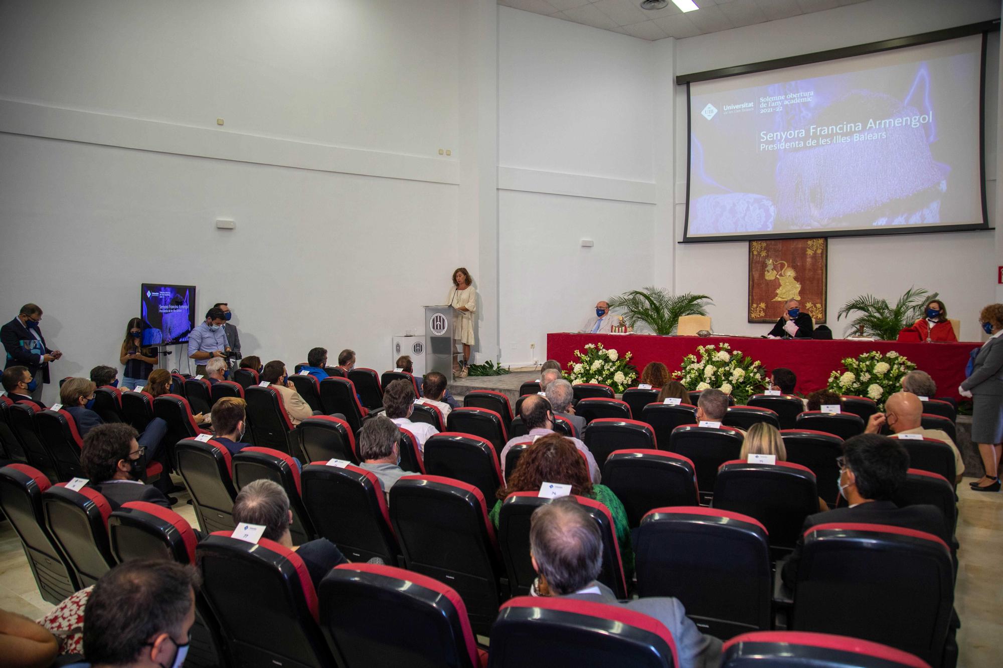 La presidenta del Govern asiste al acto de inauguración del año académico de la UIB