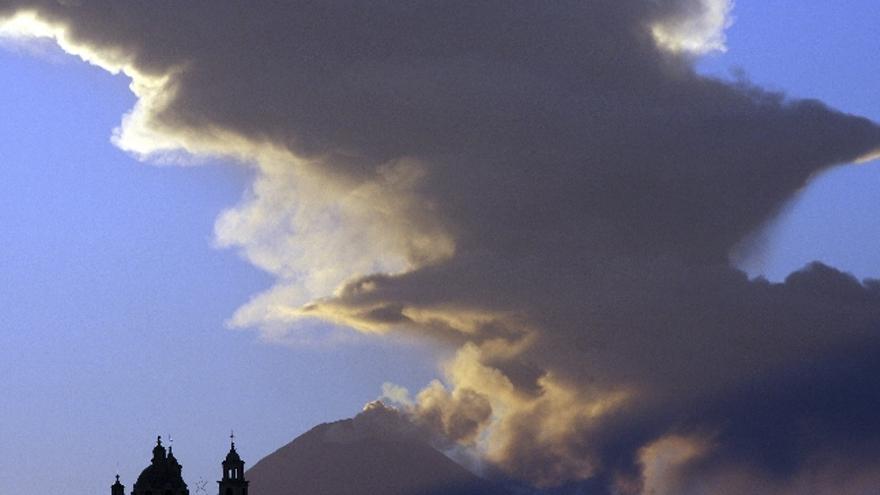 Una fumarola de aproximadamente 3 kilómetros se observa hoy, 28 de enero de 2008, en el volcán Popocatepetl. Reportes de la Comision Nacional de Prevención de Desastres (CENAPRED);, califica la actividad del coloso en los últimos tres meses como regular. EFE/ Ulises Ruiz