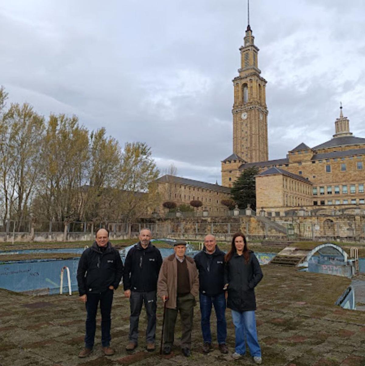 Una gran limpieza, primer paso del plan para recuperar la piscina de la Laboral