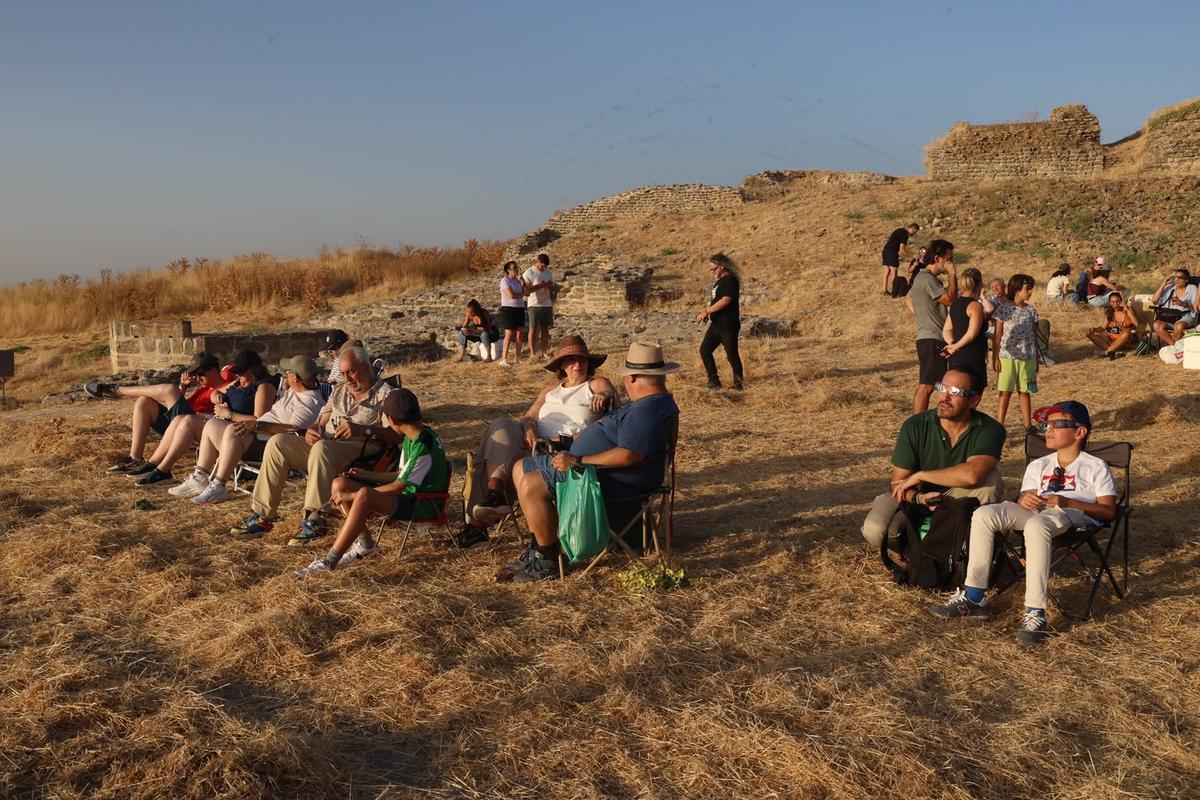 El eclipse solar deja imágenes únicas desde el enclave arqueológico de Ategua en Córdoba El eclipse solar deja imágenes únicas desde el enclave arqueológico de Ategua en Córdoba