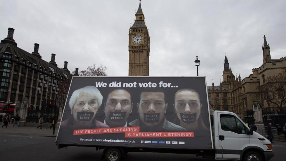 Una camioneta publicitaria con un póster anti-'brexit' pasa por delante del Parlamento británico, en Londres, el 27 de febrero.