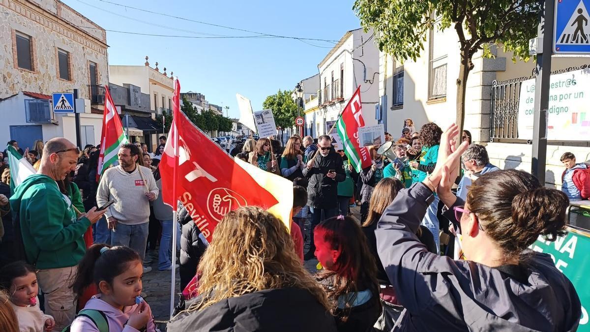 Manifestaciones de los vecinos de Gerena frente al CEIP Fernando Feliú.