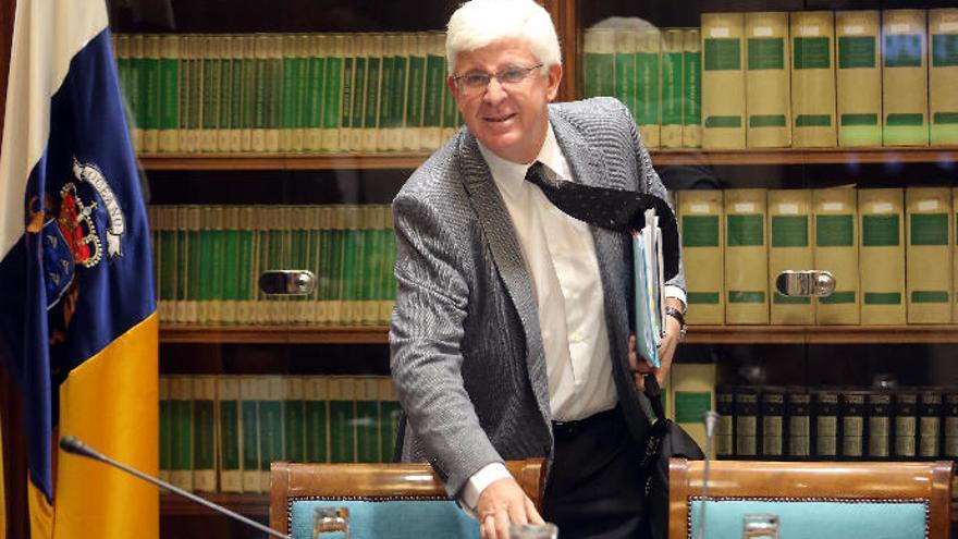 Pedro Pacheco, presidente de la Audiencia de Cuentas de Canarias, en el Parlamento.