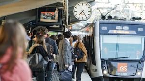 Un tren de Ferrocarrils, llegando a la estación de Sant Cugat, en mayo de 2019