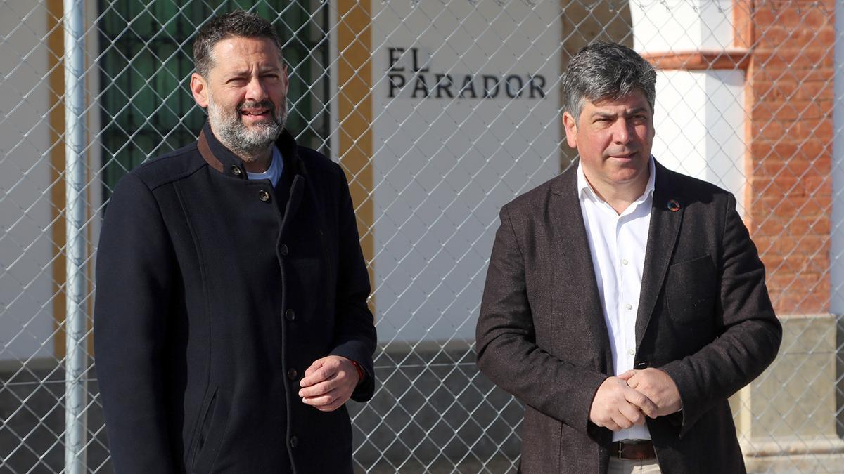 Manuel Carmona y Rafael Llamas, este lunes, a las puertas del edificio de El Parador.