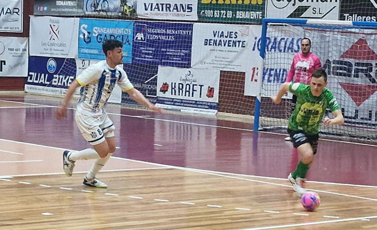 Un jugador benaventano presiona la salida de balón rival. | CEDIDA