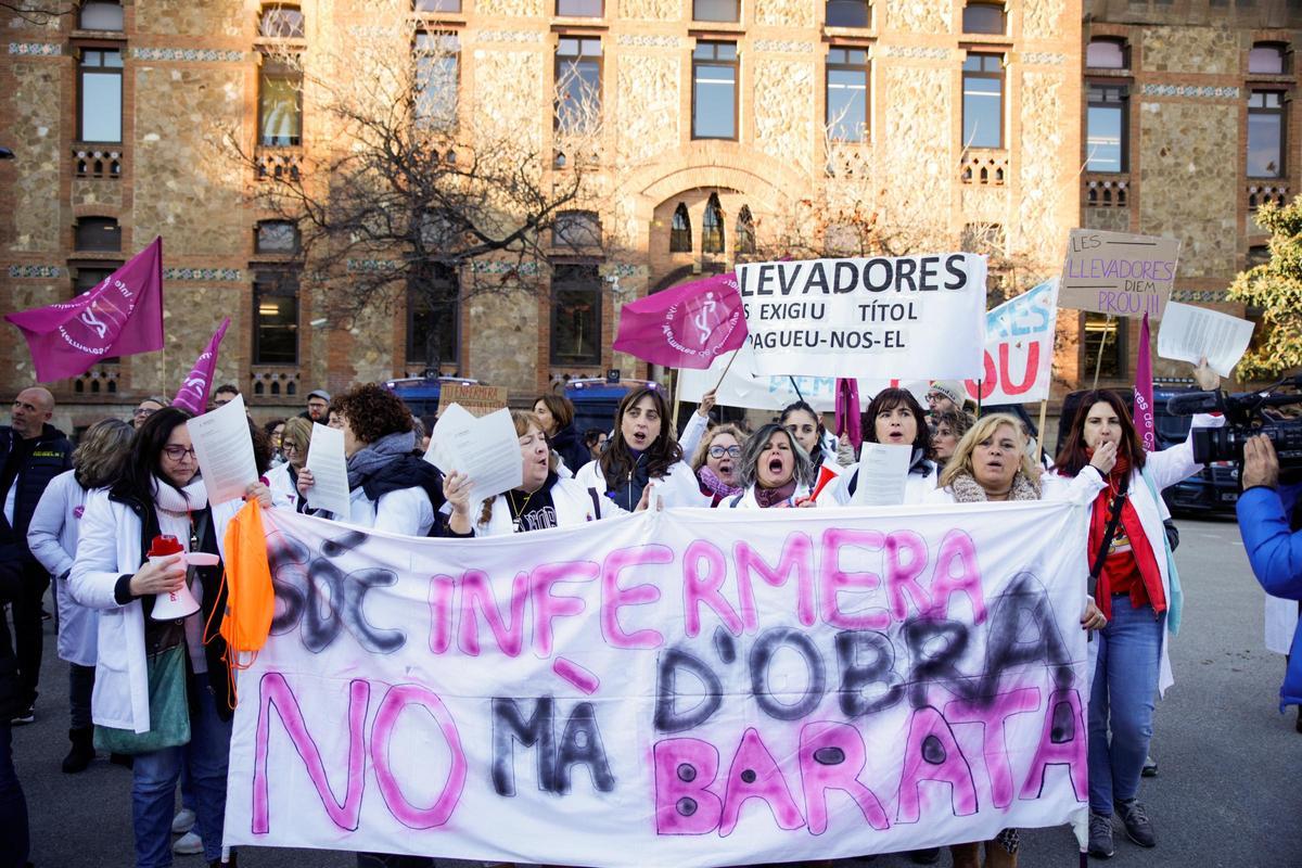 Continúa la concentración de Infermeres de Catalunya para reclamar mejoras laborales