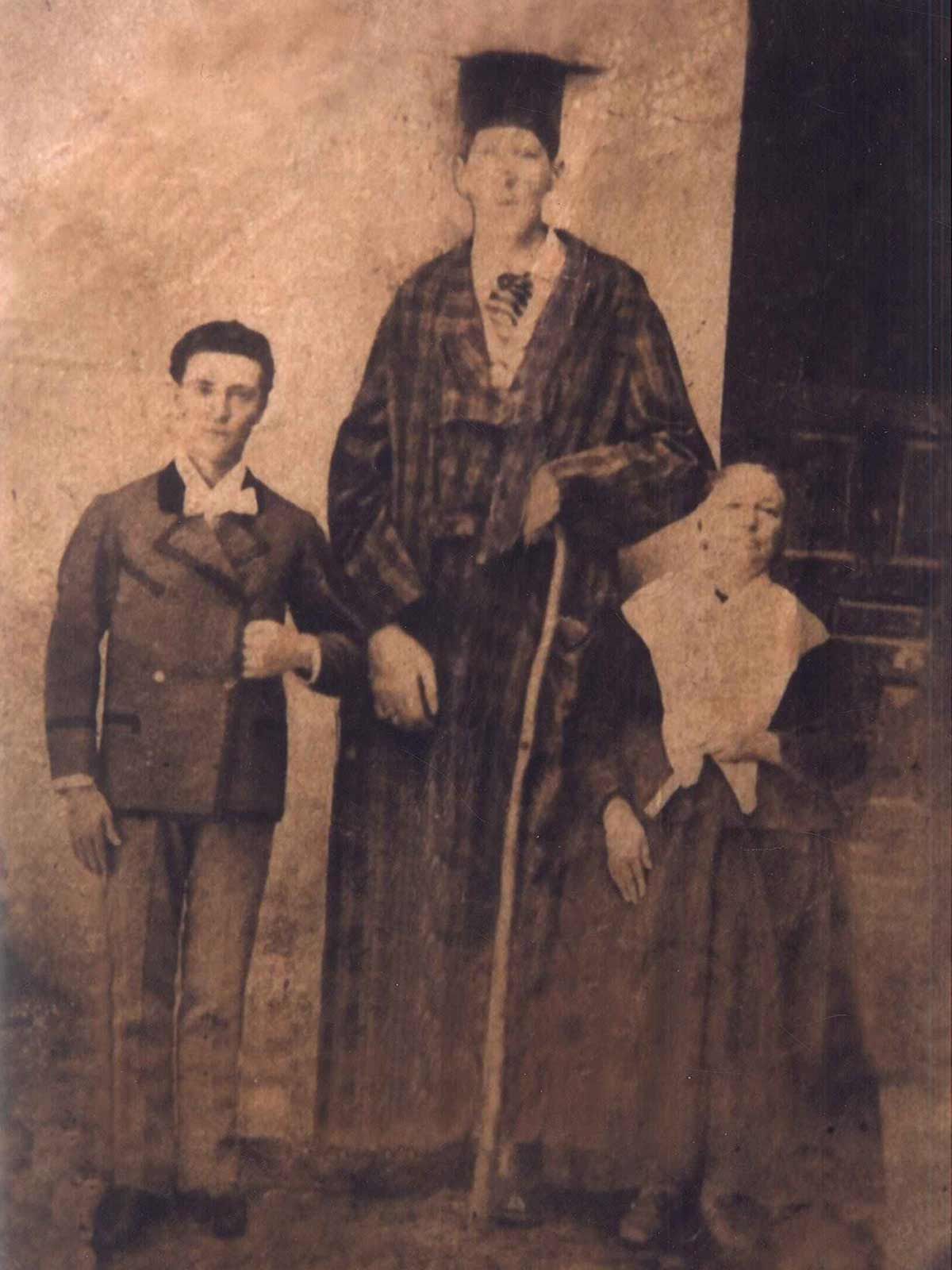 Agustín Luengo junto a sus padres.