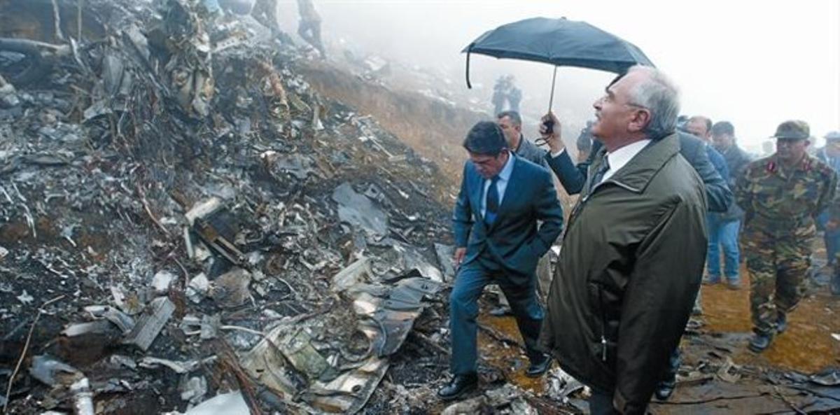 El llavors ministre de Defensa, Federico Trillo, i el seu homòleg turc, Vecdi Gonul, trepitgen les restes del Iak-42 , a la muntanya Pilav, el 27 de maig del 2003.