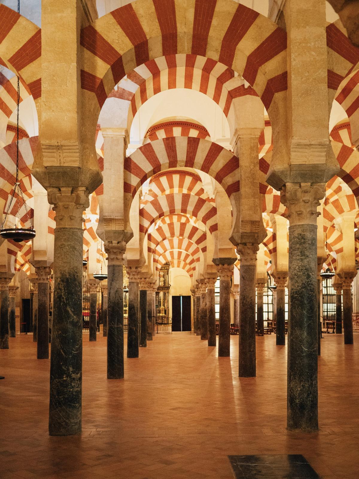 Arcos interiores de la catedral de Mezquita en Córdoba