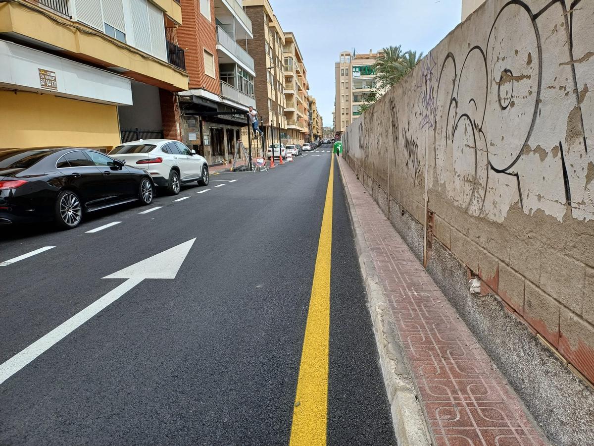 Así ha quedado el tramo situado junto al Mesón de la Costa. La acera sigue siendo minúscula para la accesibilidad de los peatones pero al menos se han retiradado los contenedores