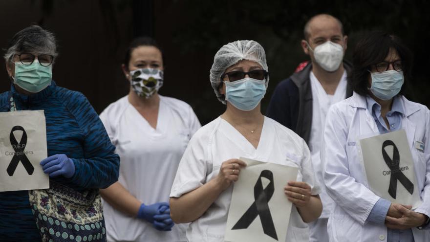 Médicos del hospital Peset despiden a una compañera muerta por coronavirus.