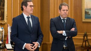 Archivo - El presidente de la CEOE, Antonio Garamendi (i), y el presidente de CPYME, Gerardo Cuerva (d).