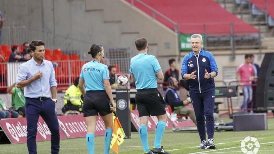 Javier Aguirre habla con el cuarto árbitro en el Almería-Mallorca.