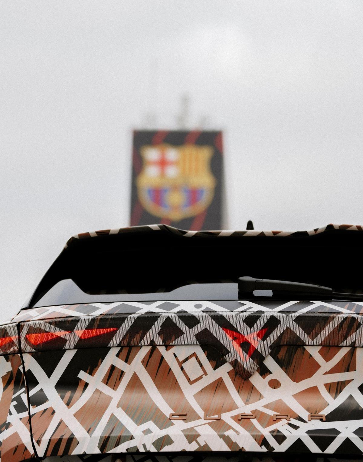 Nuevo Cupra Raval con el escudo del FC Barcelona de fondo