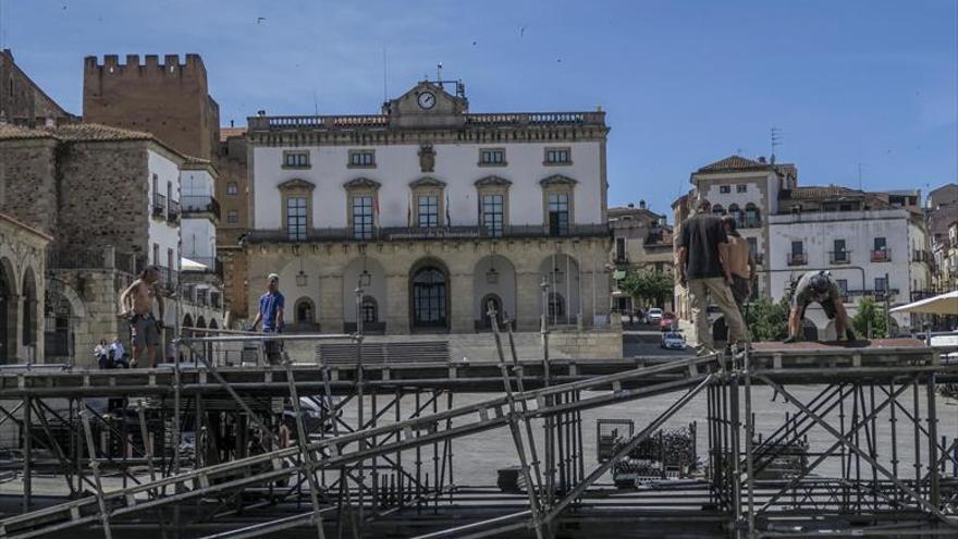 Womad toma forma en la plaza Mayor de Cáceres