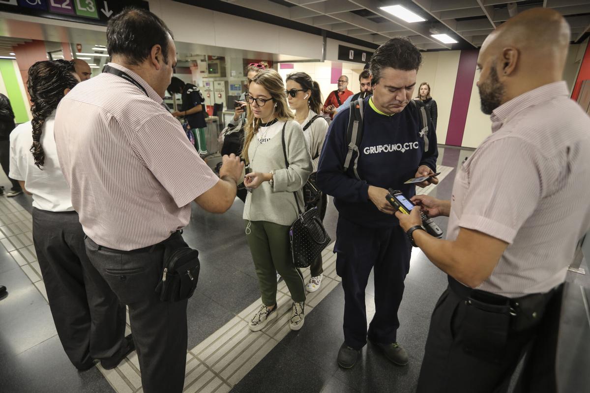 Campaña contra el fraude en el metro con control de billetes en el vestíbulo de la estación Paral·lel, en una imagen de archivo