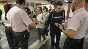 Campaña contra el fraude en el metro con control de billetes en el vestíbulo de la estación Paral·lel, en una imagen de archivo