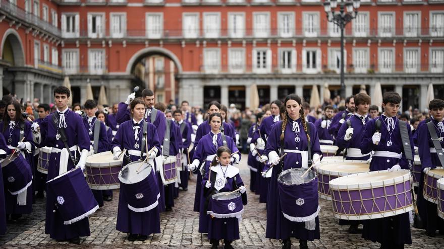 Así ha sonado la tamborrada de la Plaza Mayor que ha puesto el broche final a la Semana Santa madrileña