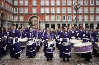 Así ha sonado la tamborrada de la Plaza Mayor que ha puesto el broche final a la Semana Santa madrileña