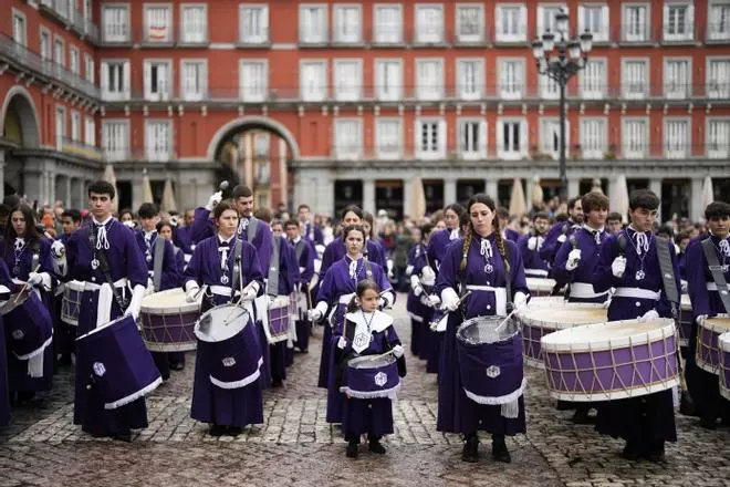 Así ha sonado la tamborrada de la Plaza Mayor que ha puesto el broche final a la Semana Santa madrileña