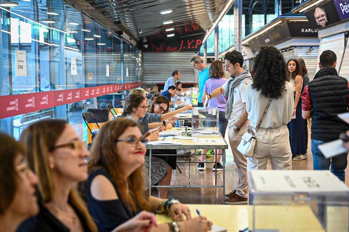 Votaciones en el mercado del Ninot, en Barcelona