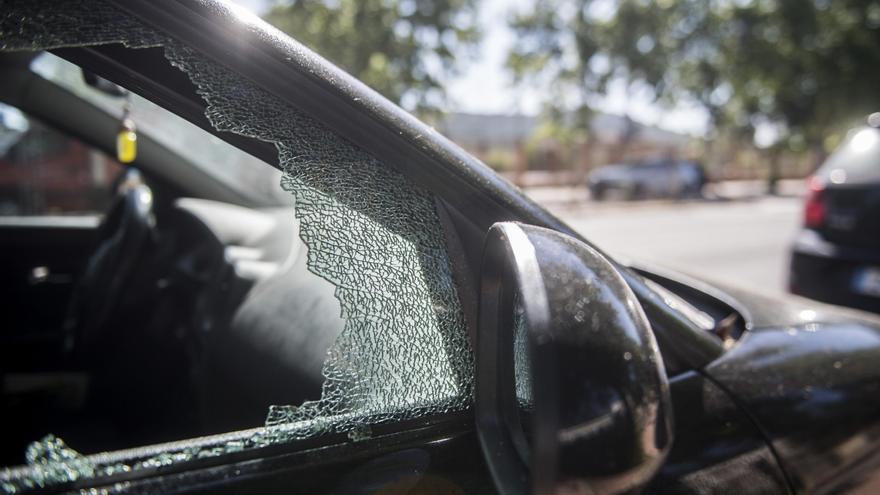 Vídeo | Aparecen una decena de coches vandalizados en Cáceres
