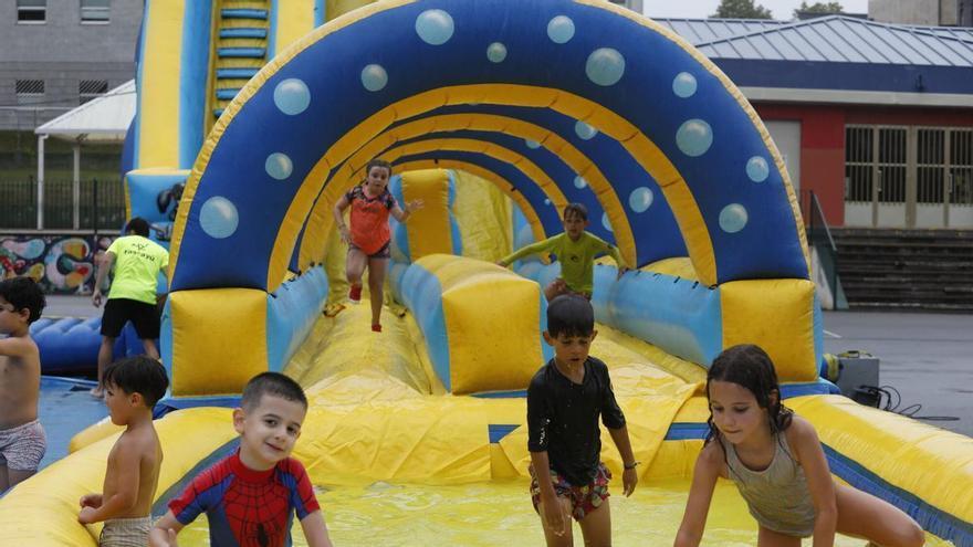 Los hinchables de San Agustín se estrenan en El Quirinal entre halagos y mucha diversión para el público infantil