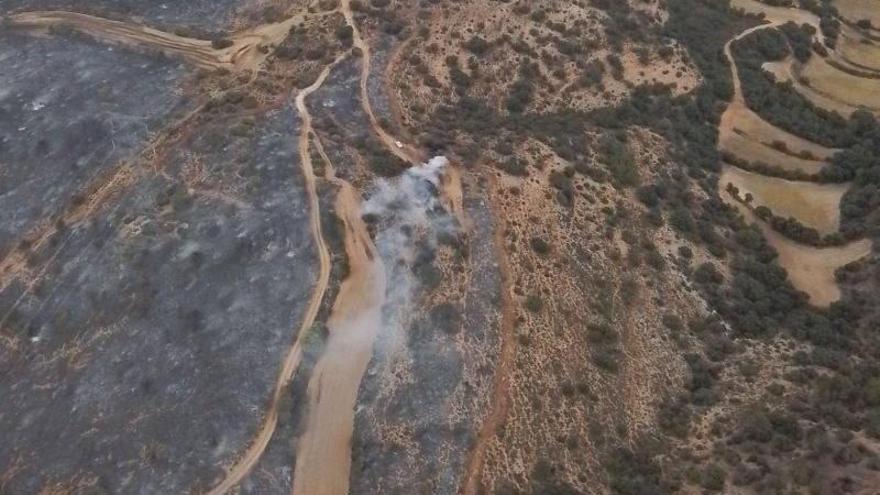 Los medios aéreos vigilan los puntos calientes del incendio de Ejulve.