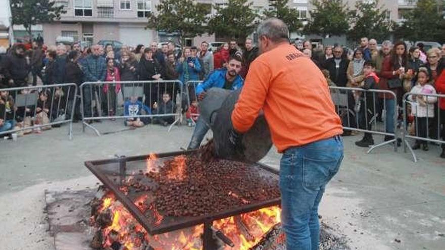 Asado de castañas en el magosto municipal del día 11. // Iñaki Osorio