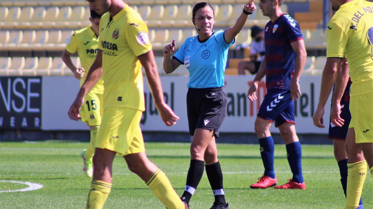 Una árbitra dirigiendo un partido del Villarreal, en una imagen de archivo.