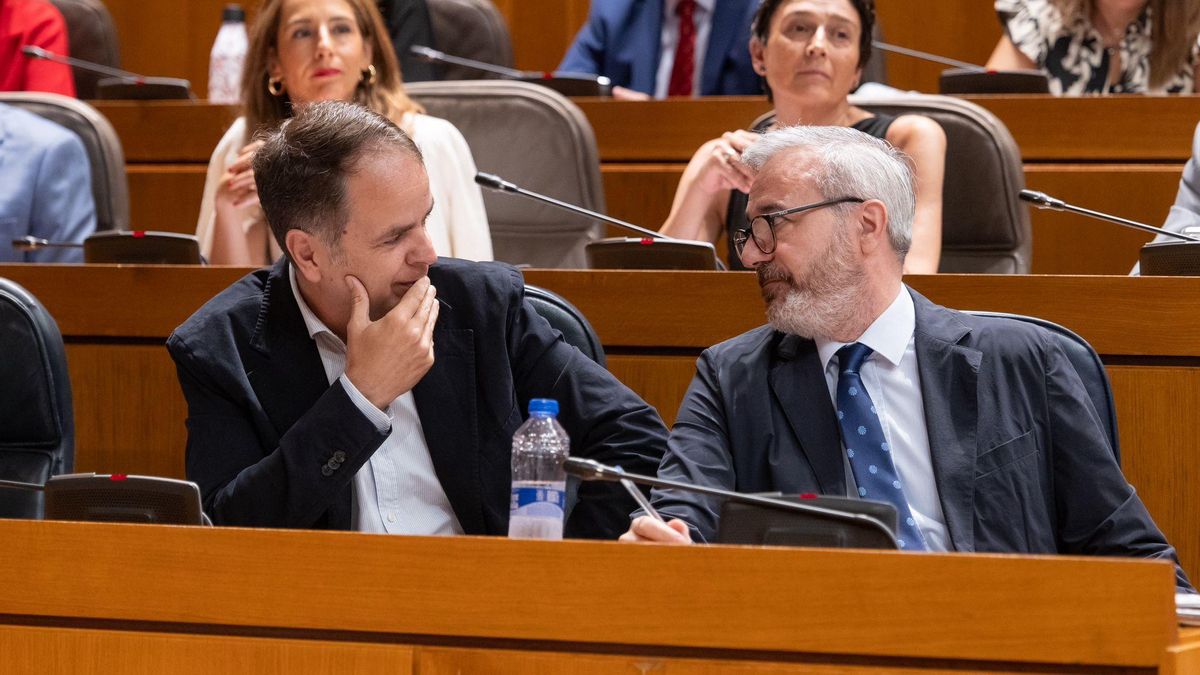 El consejero de Hacienda, Roberto Bermúdez de Castro, y el presidente de Aragón, Jorge Azcón, este miércoles en el pleno.