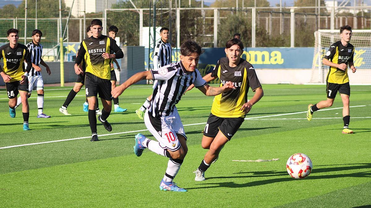El extremo albinegro Josep Díaz busca alcanzar el balón ante la presión de Sergio Barrera.