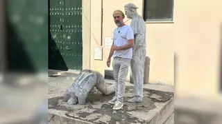 Antonio Morán se encadena a su escultura en Plasencia para evitar su traslado