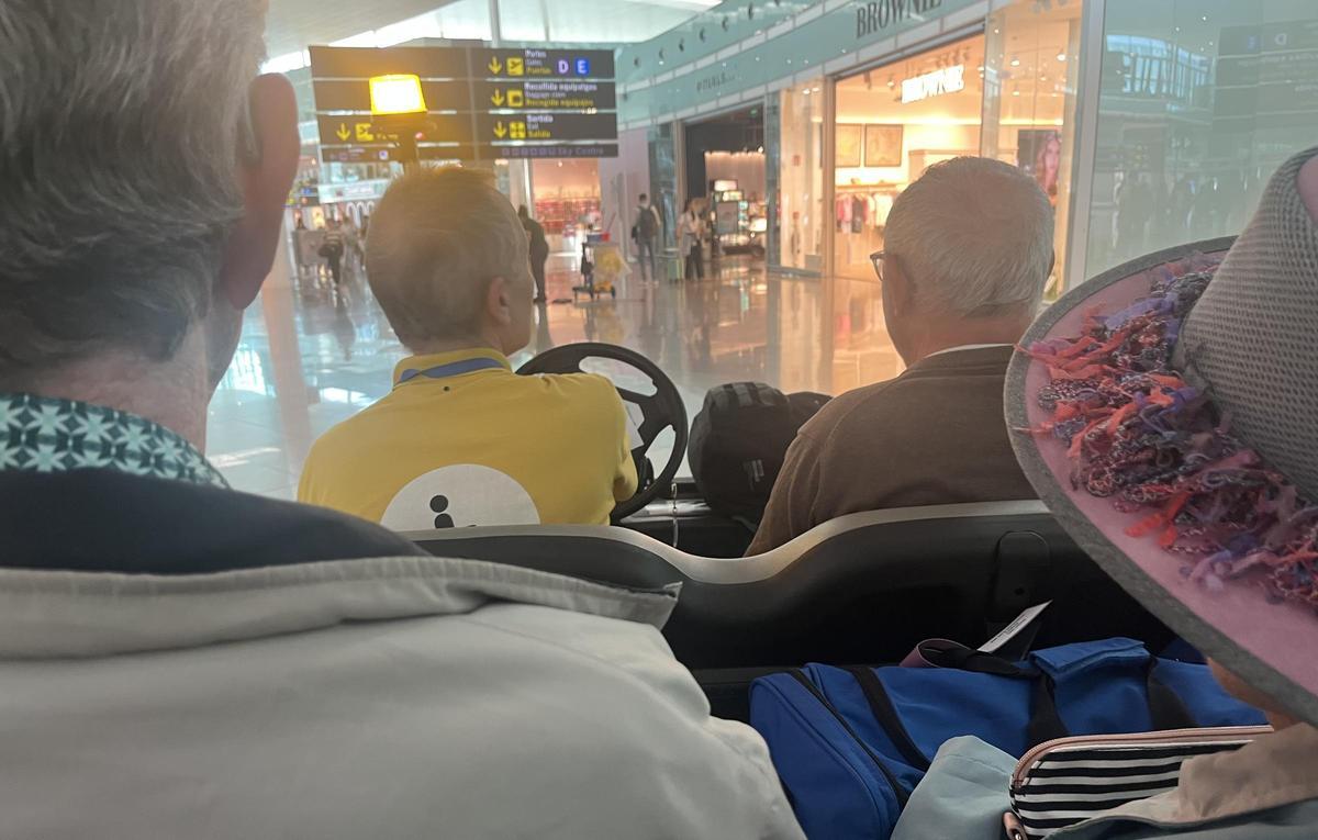Un coche 'Sin Barreras' acompaña a unos viajeros, ayer, en el Aeropuerto Josep Tarradellas, de Barcelona.