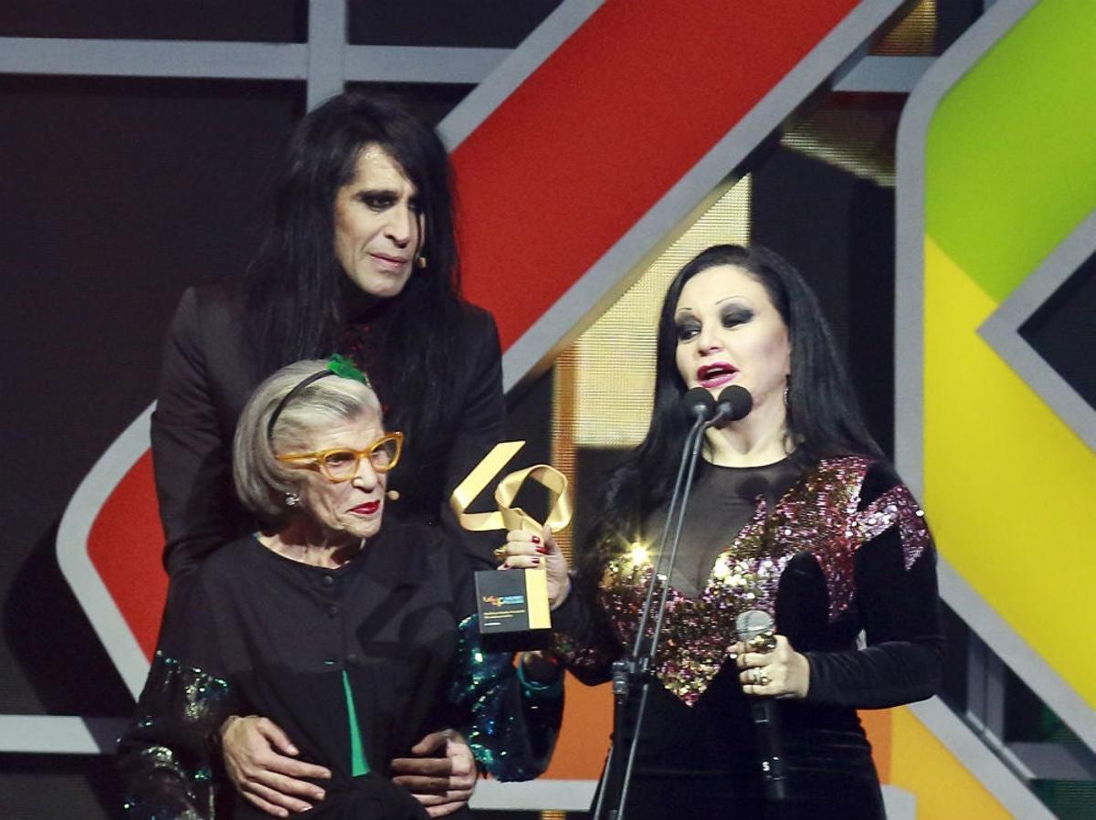 Mario Vaquerizo junto a la madre de Alaska mientras ella recoge le premio en la gala de LOS40