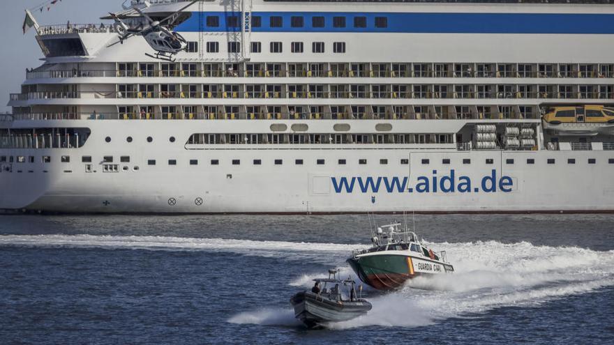 Polizeimanöver vor Mallorca: Guardia Civil stoppt Motorboot im Hafen von Palma