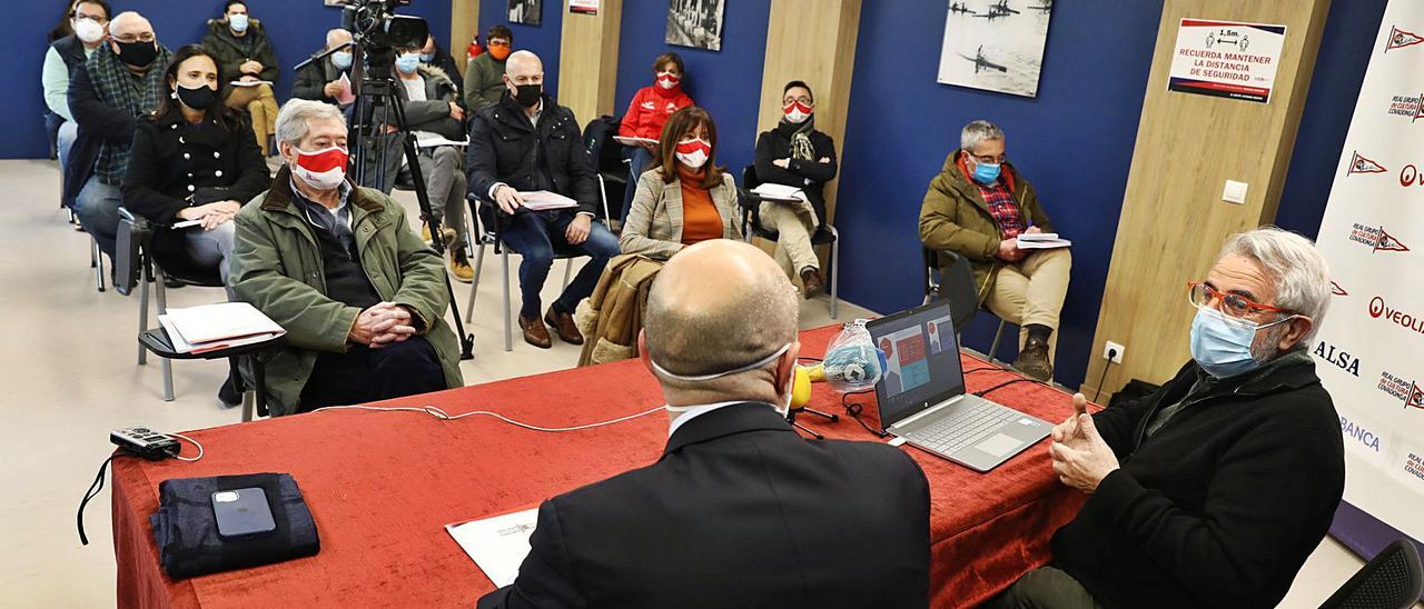 En primer término, Antonio Corripio, de espaldas, y Francisco Pellicer Corellano, durante la presentación del estudio, ayer, en el Grupo. | Juan Plaza