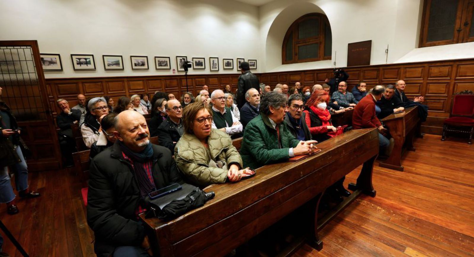 Público asistente al debate, ayer, en el edificio histórico de la Universidad.