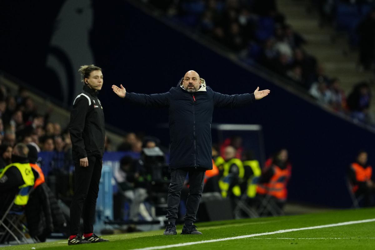 Manolo González gesticula durante el partido contra el Alavés.