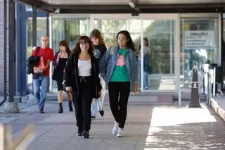 El rector de la UVigo acude a la Facultad de Filología para tranquilizar a los alumnos sobre el presunto caso de abuso sexual por parte de un profesor