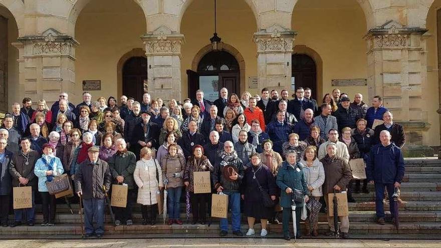 Foto de familia de los asistentes al encuentro de hermandades de Villaviciosa.