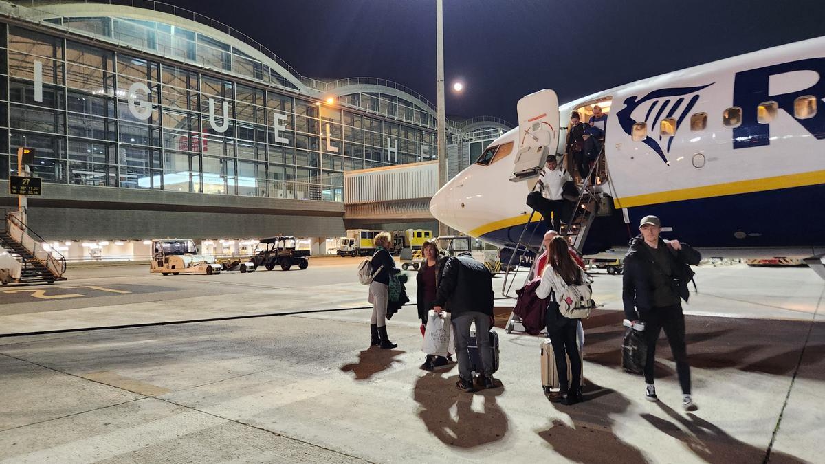 Turistas bajando de un vuelo en el aeropuerto de alicante-Elche en una imagen de archivo.