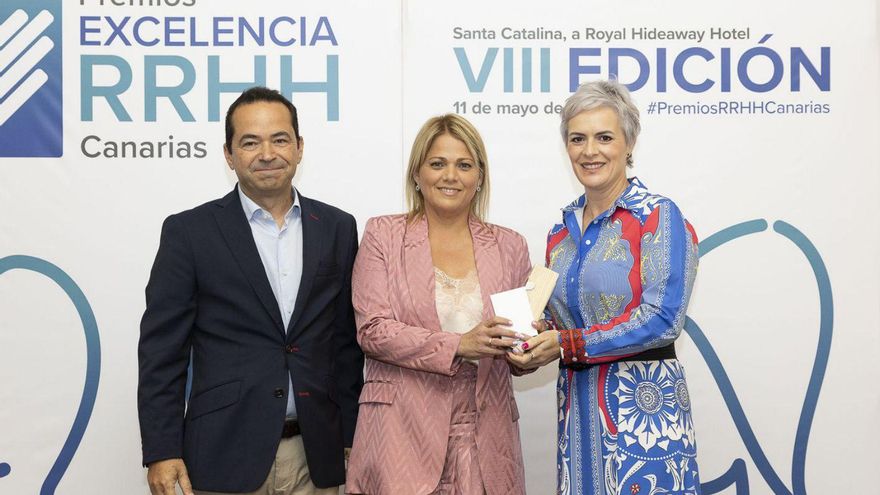 Davinia Domínguez y Virginia Ávila fueron las encargadas de recoger este premio. ed