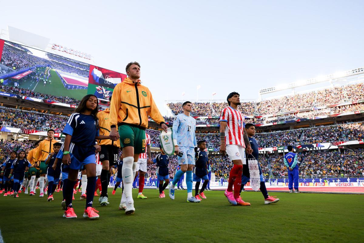 25 June 2026, US, Santa Clara: Australia and Paraguay enter the stadium with the mascots ahead of the 2026 FIFA World Cup group match between Paraguay and Australia at San Francisco Bay Area Stadium. Photo: Chris Putnam/ZUMA Press Wire/dpa 25/06/2026 ONLY FOR USE IN SPAIN. Chris Putnam/ZUMA Press Wire/dpa;football;soccer;sports;2026 FIFA World Cup - Paraguay vs Australia