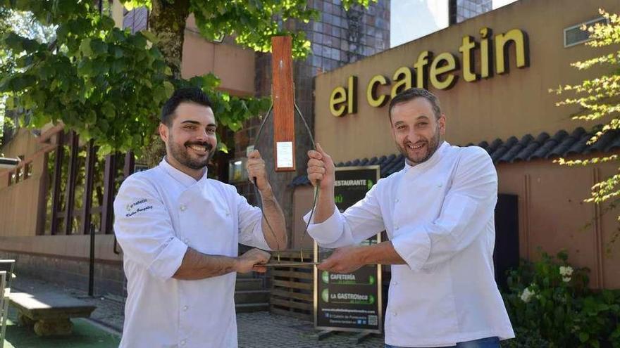 Rubén González y Sergio Orge, con el trofeo a la mejor tapa de Galicia del pasado año. // Gustavo Santos