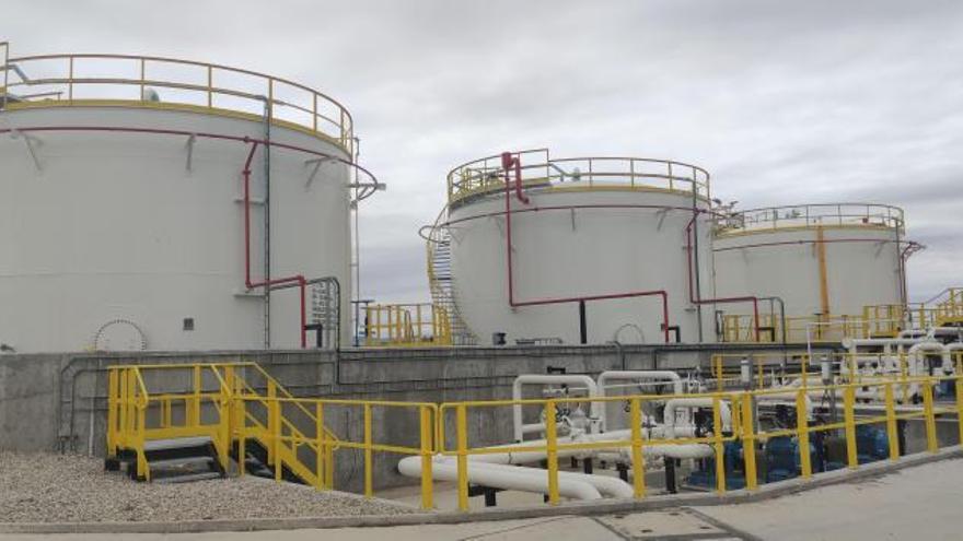 Los tres nuevos tanques de combustible instalados por la empresa Exolum en el aeropuerto de Zaragoza. | EXOLUM