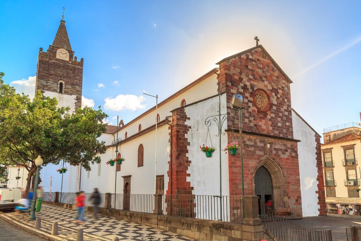 La Catedral de Madeira construida con piedra volcánica local