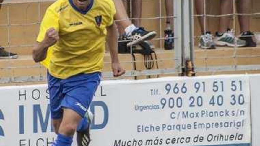 Kike Mateo celebra un gol con el Orihuela.