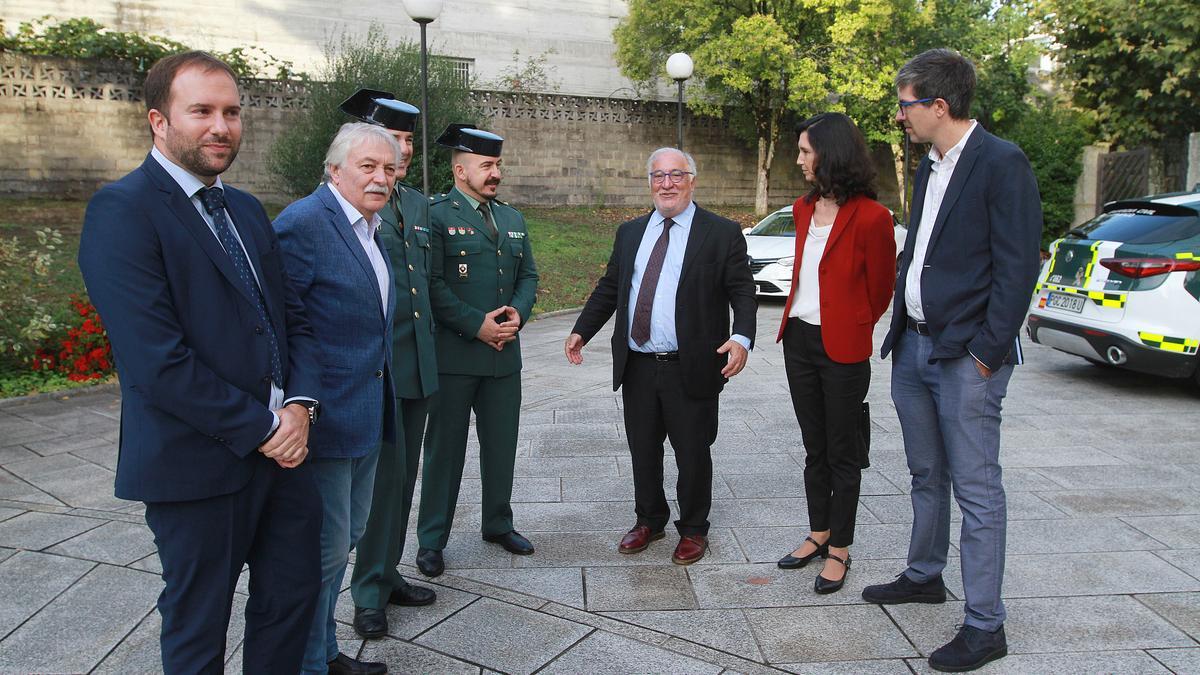 Navarro, en el centro, junto al jefe provincial de Tráfico, el subdelegado y mandos de la Guardia Civil, entre otros.